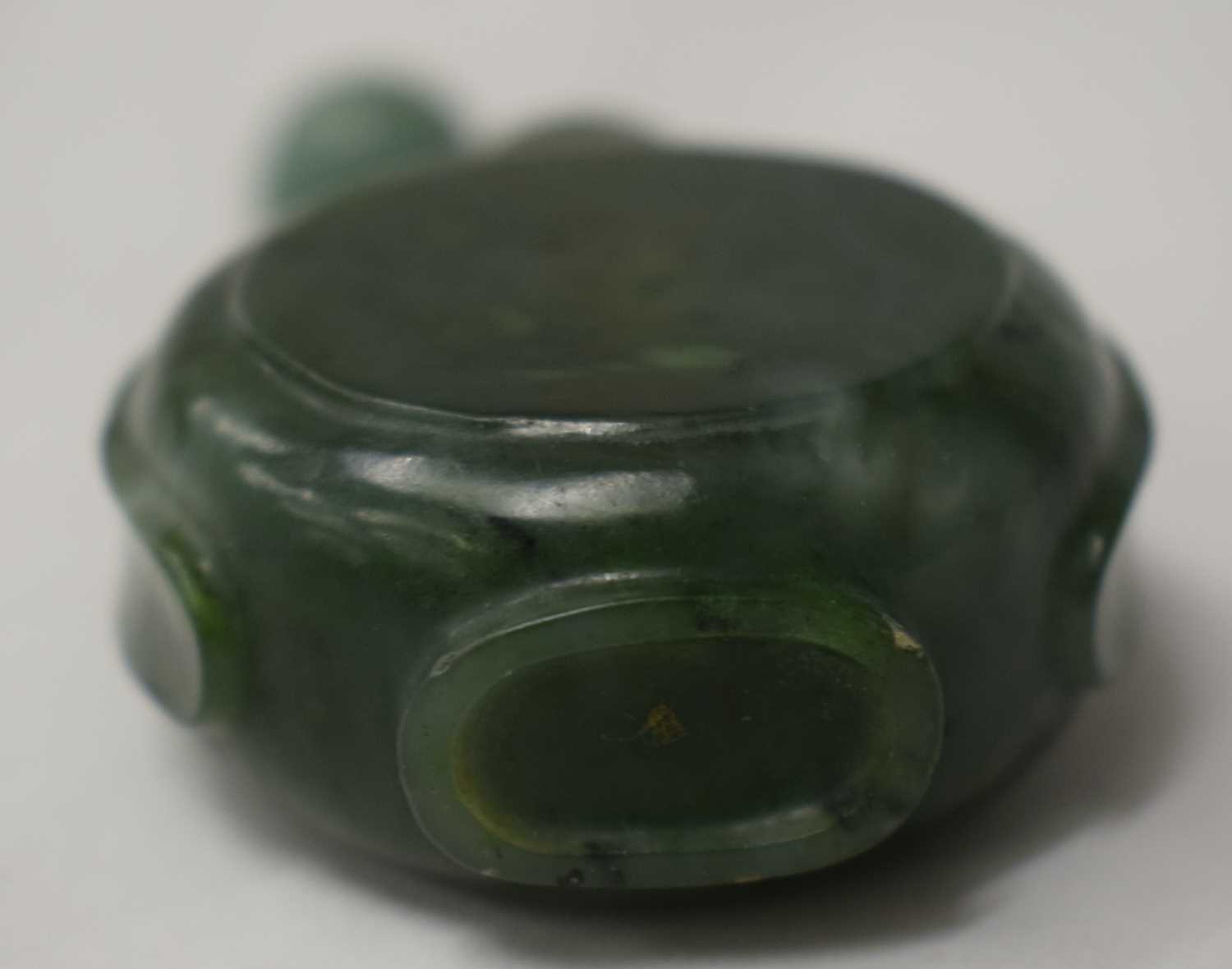 A 19TH CENTURY CHINESE CARVED SPINACH JADE SNUFF BOTTLE AND STOPPER Qing. 6 cm x 4.25cm. - Image 7 of 17