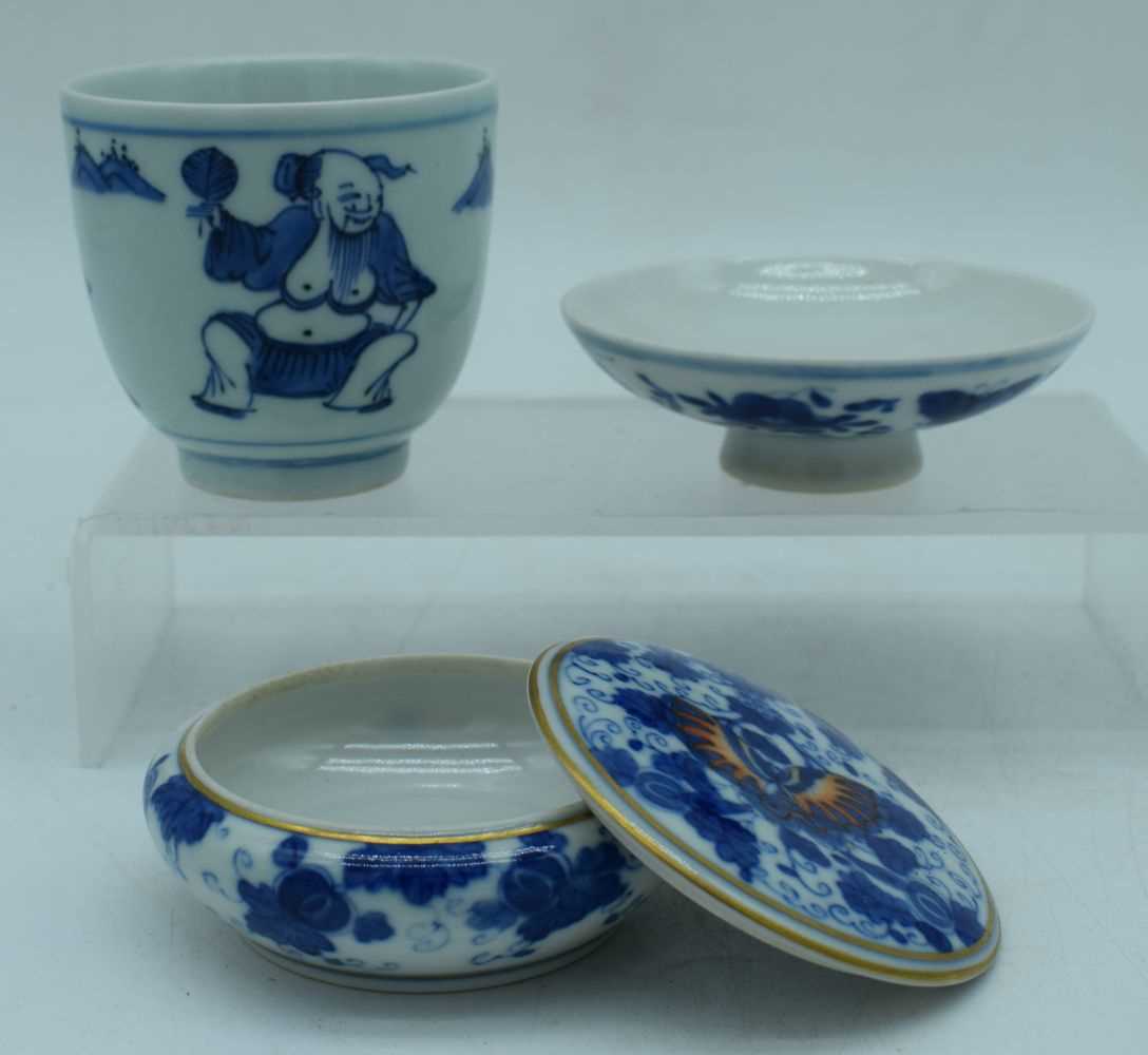 A small Chinese porcelain blue and white Tea bowl together with a cosmetic pot and a small dish - Image 3 of 8