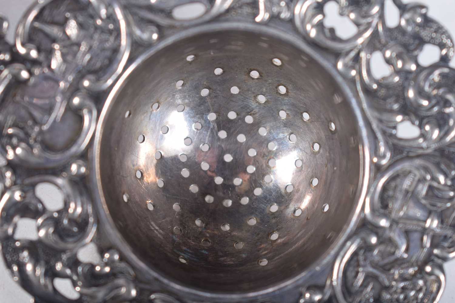 A Dutch Silver Tea Strainer with ornate decoration. 12.5 cm x 7.5 cm, weight 41g - Image 10 of 17