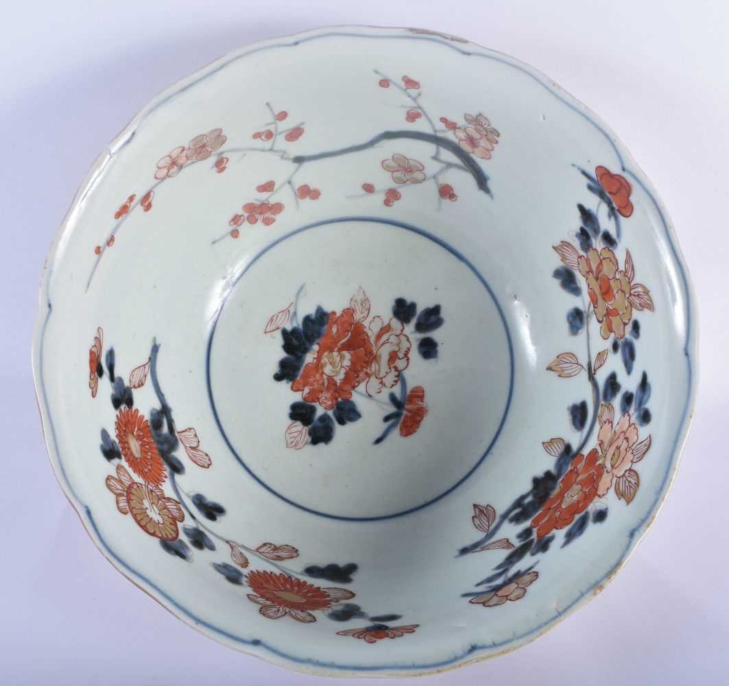 A LARGE 18TH CENTURY JAPANESE EDO PERIOD SCALLOPED IMARI BOWL painted with flowers. 24 cm x 10 cm. - Image 4 of 5