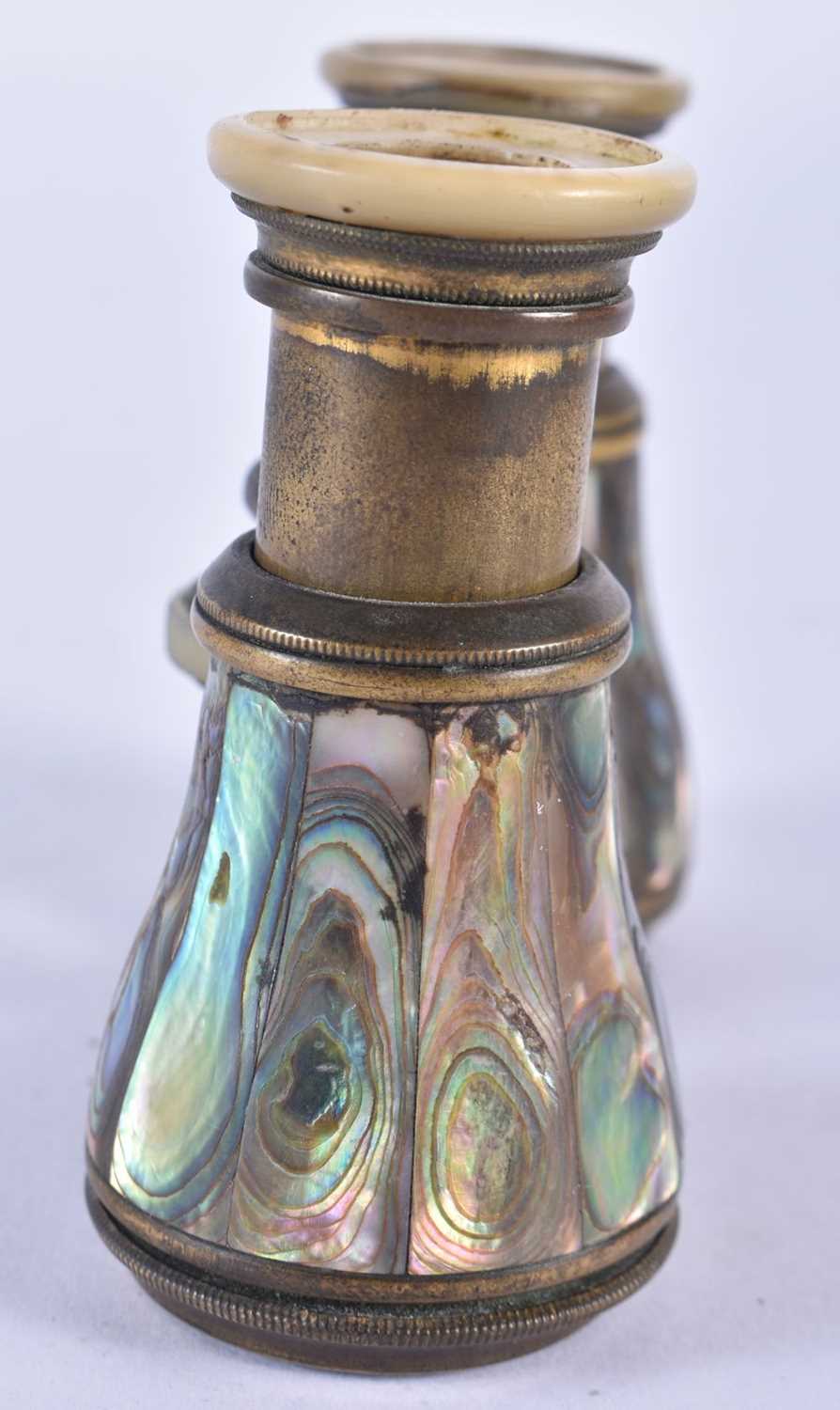 A PAIR OF MOTHER OF PEARL OPERA GLASSES. 8 cm x 8.5 cm. - Image 2 of 5