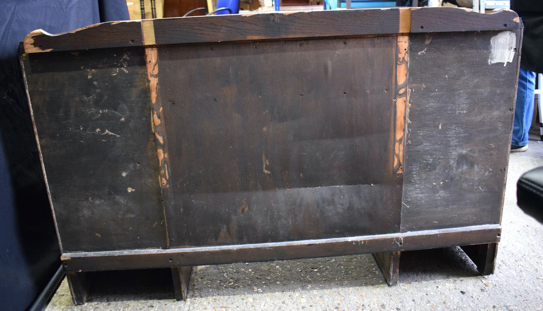 An antique oak dressing table with seven drawers together with a Balloon back Chair 78 x 121 x 50 cm - Image 16 of 20