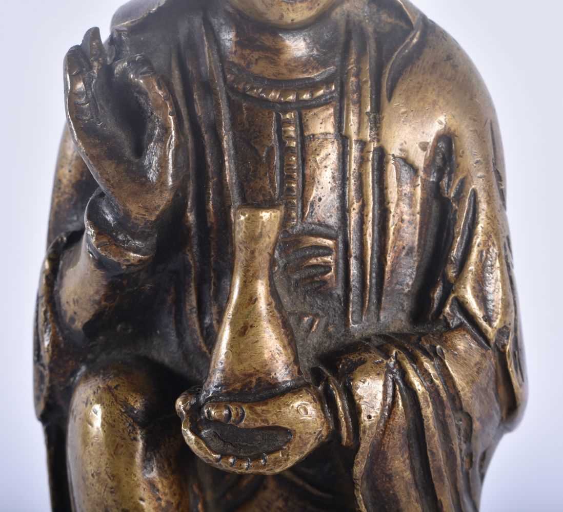 AN 18TH/19TH CENTURY CHINESE BRONZE FIGURE OF A SEATED IMMORTAL Qianlong/Jiaqing, modelled holding a - Image 3 of 11