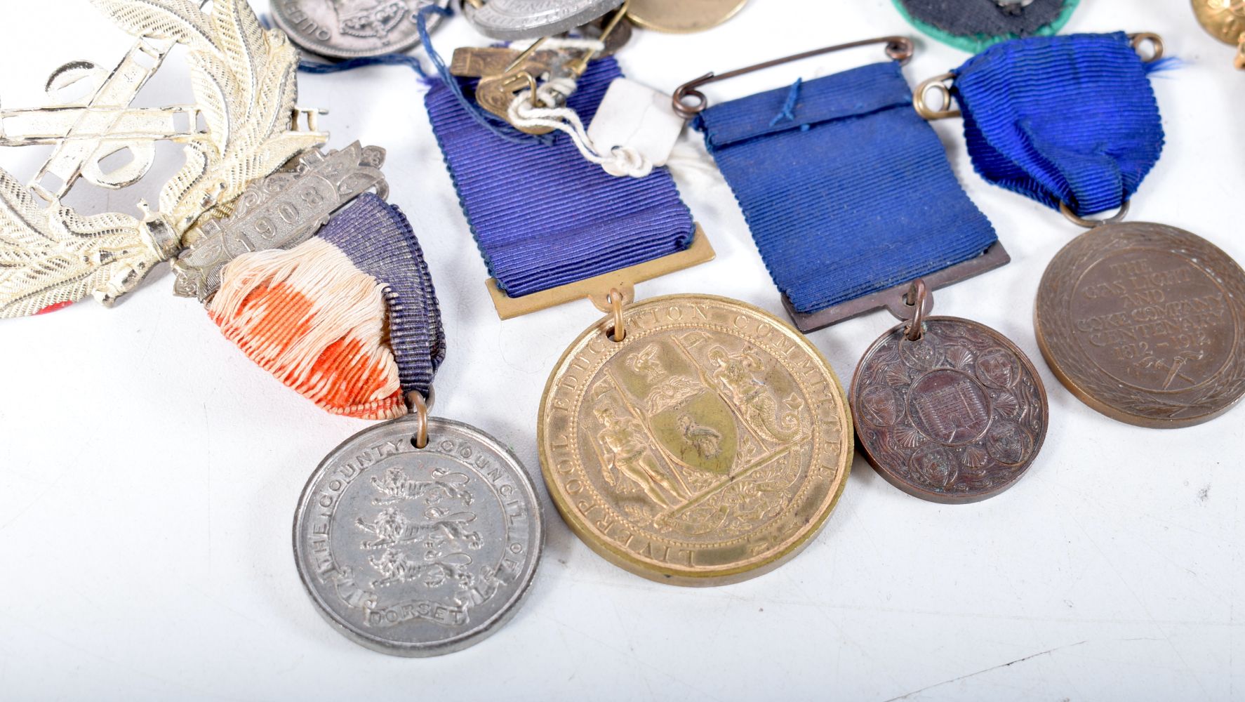 A miscellaneous collection of Military badges,Medallions, plaques,coins etc (Qty). - Image 10 of 10