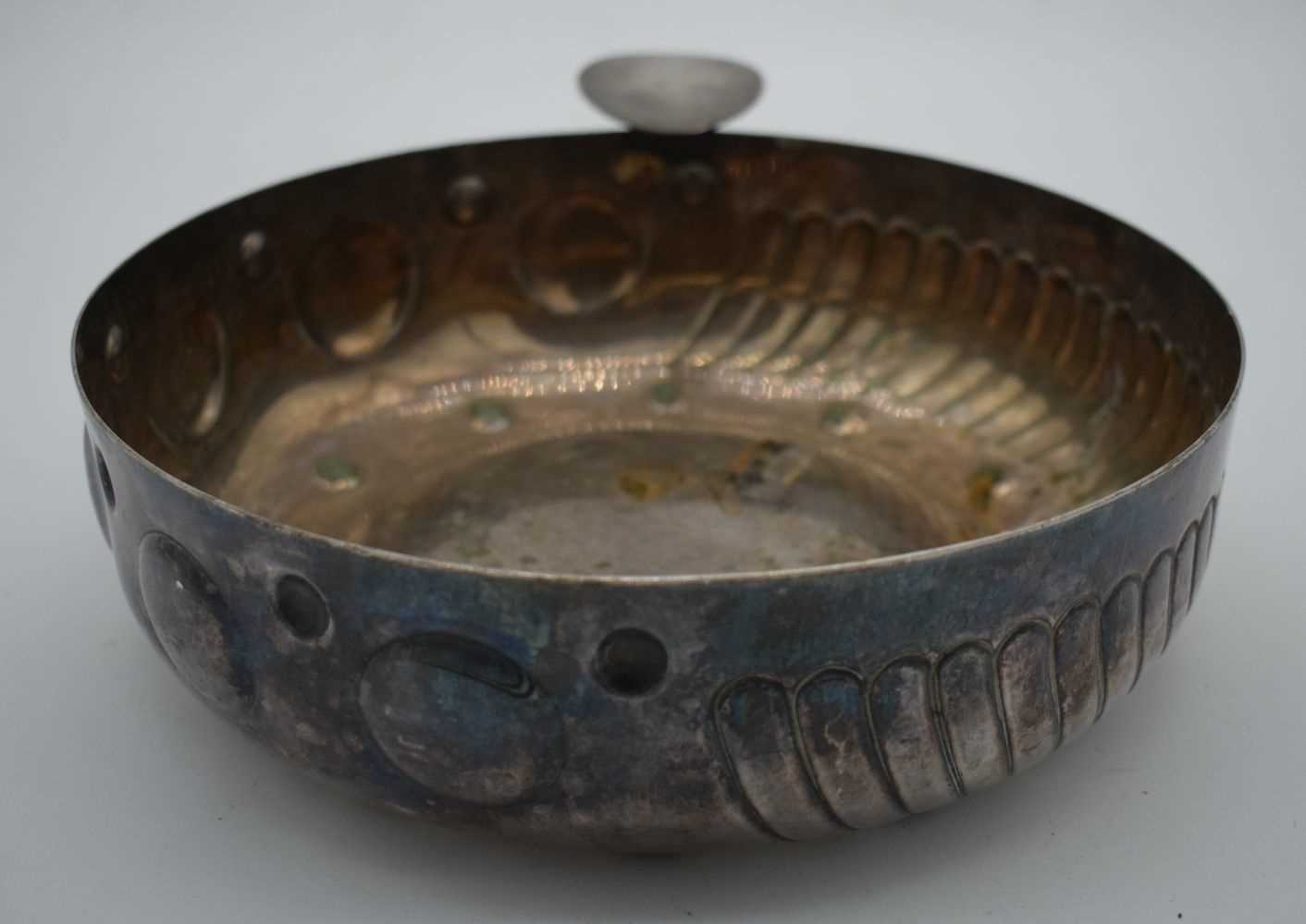 A VERY RARE ANTIQUE ARTS AND CRAFTS MONUMENTAL SILVER PLATED WINE TASTER. 842 grams. 30cm x 24 cm. - Image 2 of 4