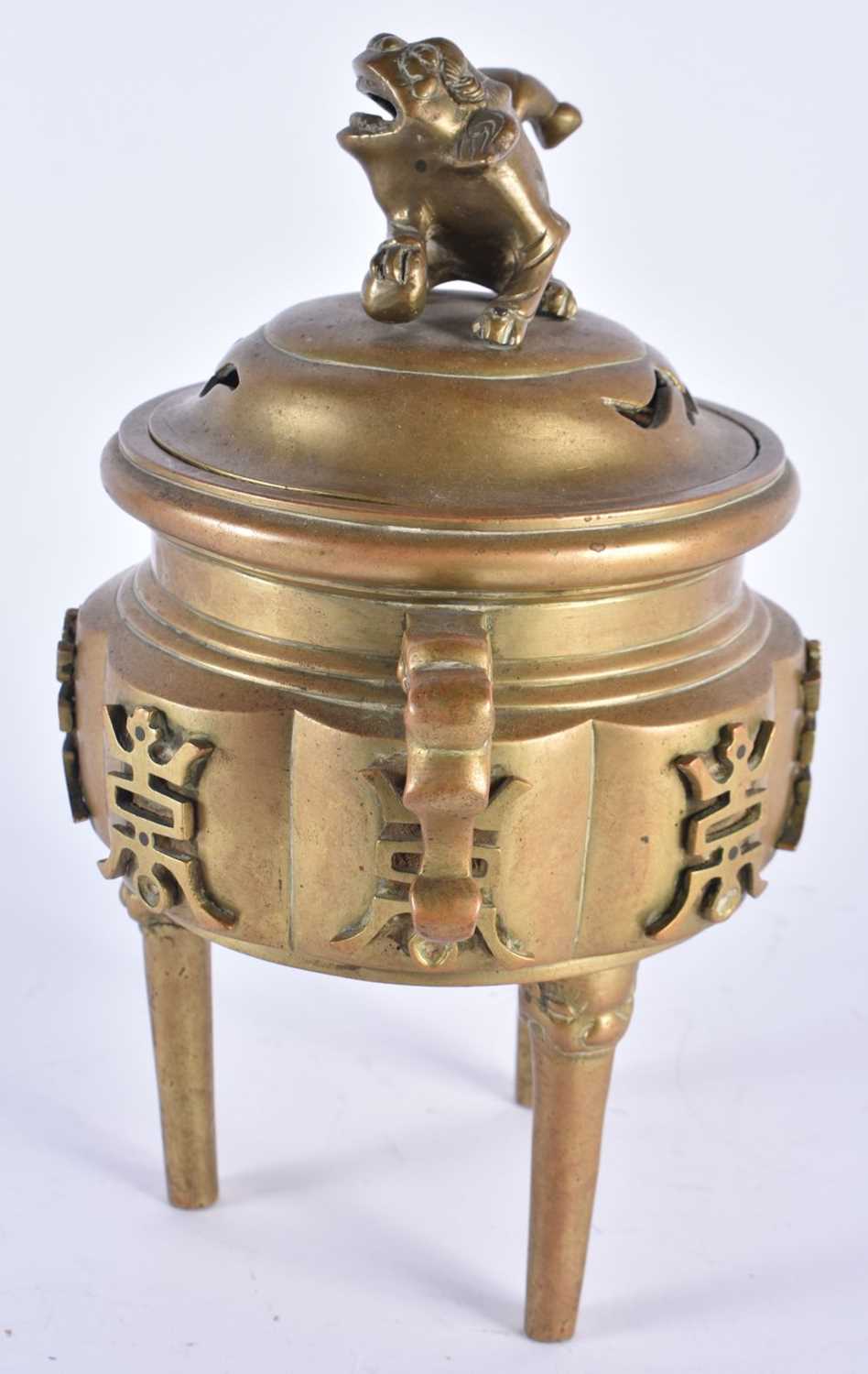 A 19TH CENTURY CHINESE TWIN HANDLED BRONZE CENSER AND COVER Qing. 23 cm x 14 cm. - Image 2 of 5