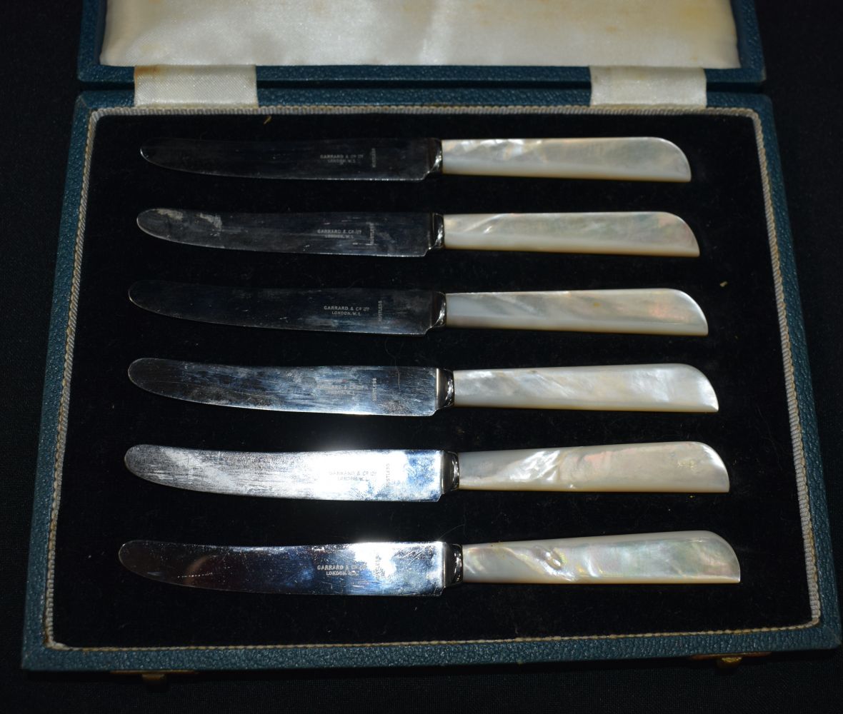 A cased set of Garrard & Co Mother of Pearl handled Fruit knives together with a collection of - Image 17 of 18