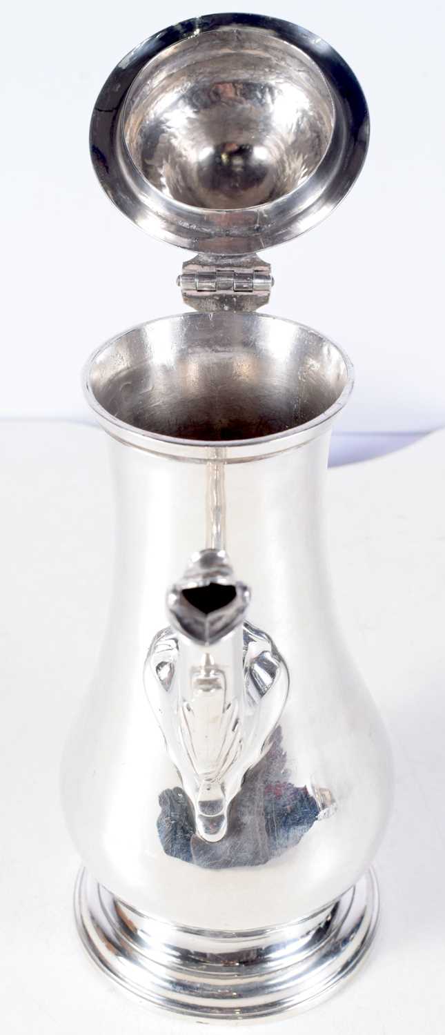 A Georgian Silver Coffee Pot Hallmarked London 1768. 25cm x 20 cm x 10.5 cm, weight 669g - Image 2 of 4