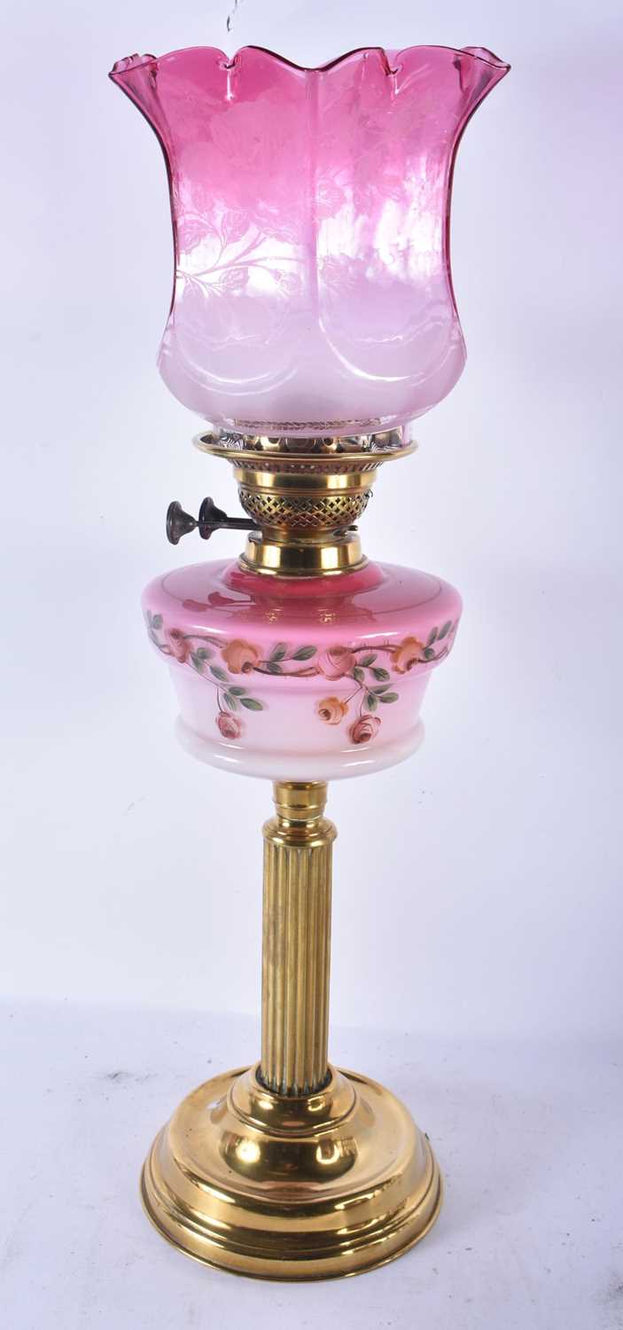 A LARGE ANTIQUE BRASS AND PINK GLASS OIL LAMP. 60 cm high. - Image 3 of 5