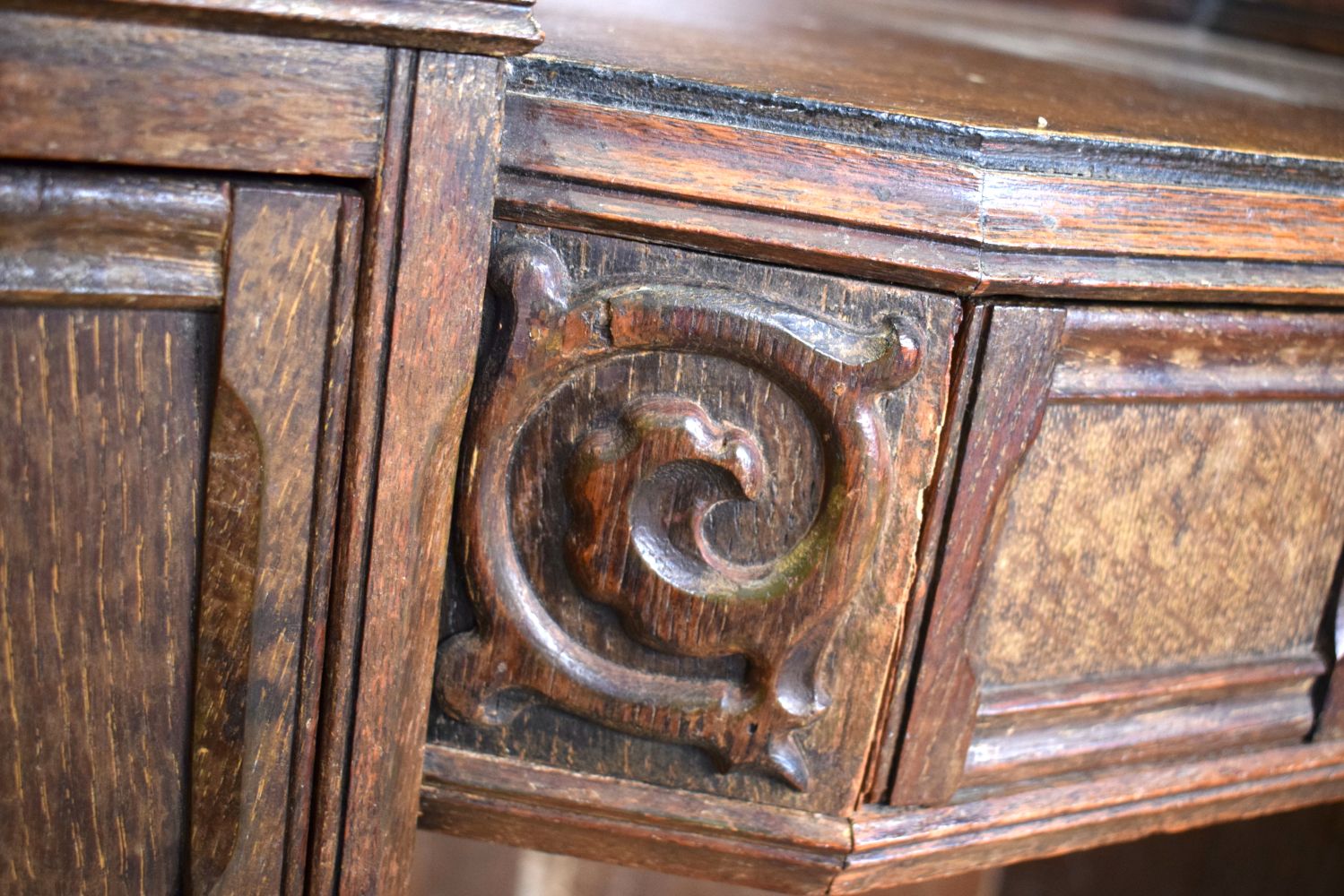 An antique oak dressing table with seven drawers together with a Balloon back Chair 78 x 121 x 50 cm - Image 13 of 20