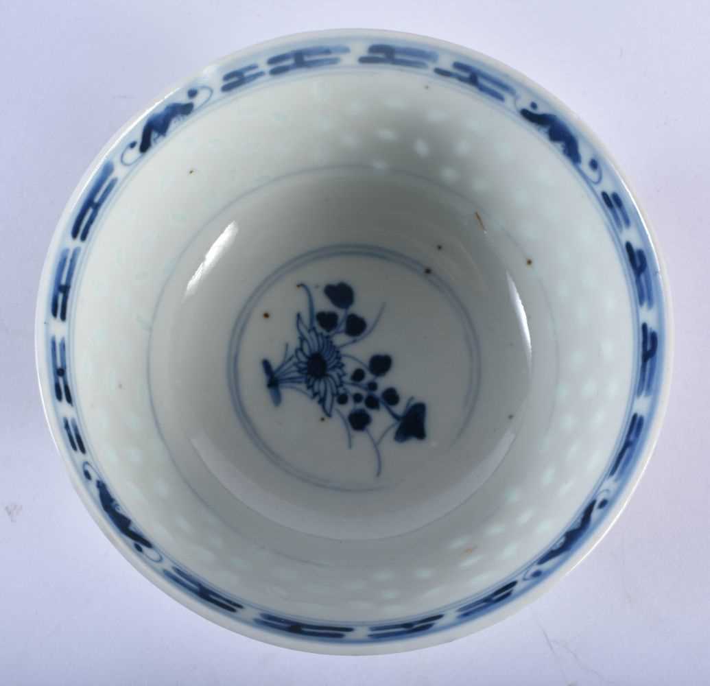 A 19TH CENTURY CHINESE BLUE AND WHITE PORCELAIN BOWL Qing, together with three other teabowls. - Image 3 of 7