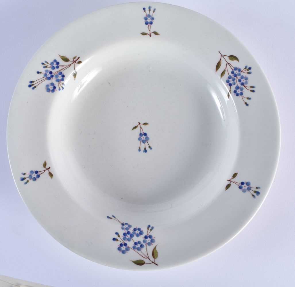 AN EARLY 19TH CENTURY CHAMBERLAINS WORCESTER DINNER SERVICE painted with blue cornflowers. Largest - Bild 9 aus 18