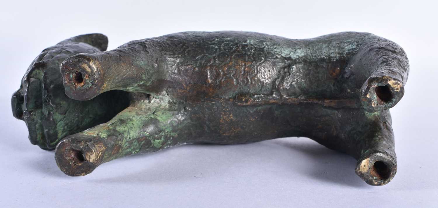 AN ANTIQUE TRIBAL AFRICAN HEAVY BRONZE BENIM BEAST unusually formed with a tail handle. 20 cm x 12 - Image 5 of 5