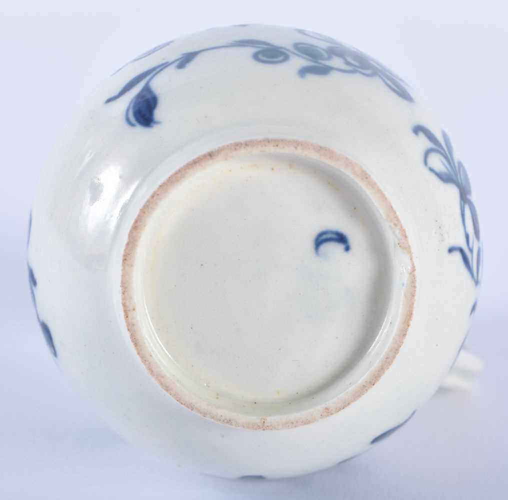 AN 18TH CENTURY WORCESTER BLUE AND WHITE PORCELAIN SPARROW BEAK JUG painted with floral sprays. 9 cm - Image 4 of 4