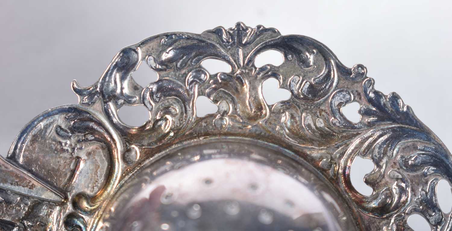 A Dutch Silver Tea Strainer with ornate decoration. 12.5 cm x 7.5 cm, weight 41g - Image 11 of 17