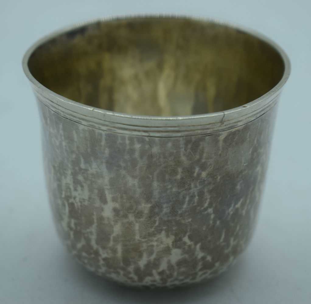 AN 18TH CENTURY CONTINENTAL SILVER TUMBLER BEAKER. 85 grams. 6.75 cm x 6 cm.