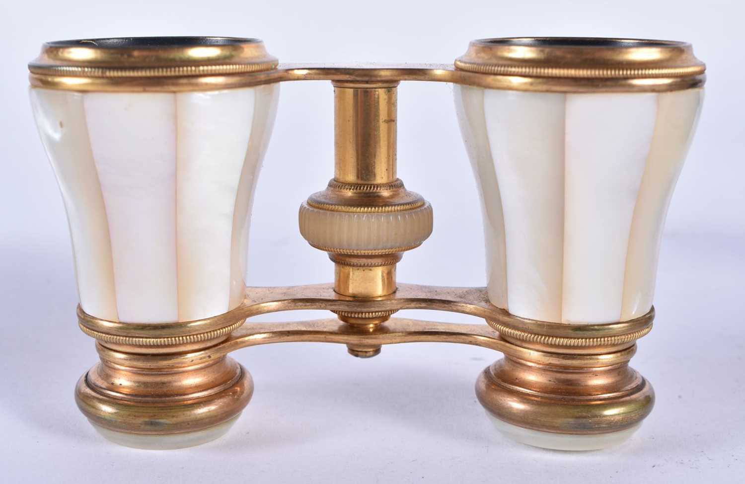 A PAIR OF MOTHER OF PEARL OPERA GLASSES. 9 cm x 8 cm. - Image 2 of 5