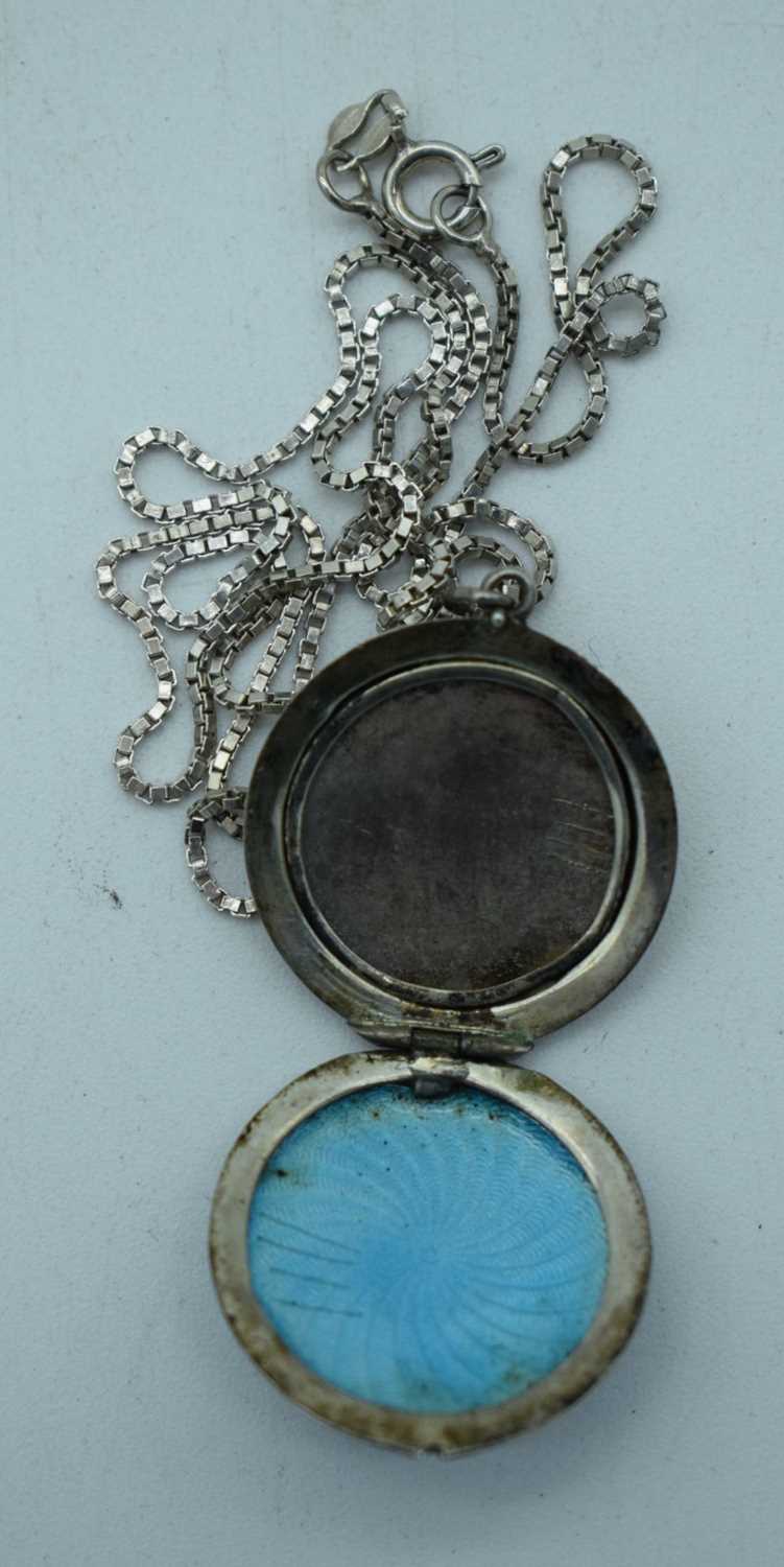 A SILVER AND ENAMEL NECKLACE. 9 grams. Chain 52 cm long, pendant 2.5 cm wide. - Image 3 of 10
