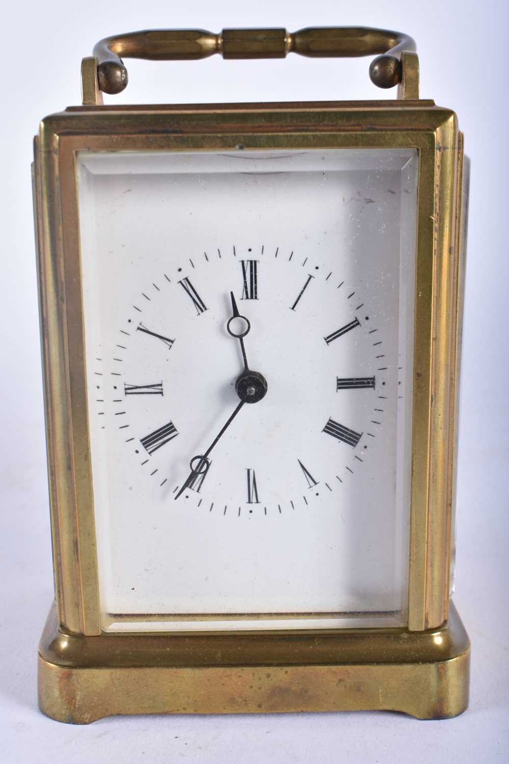 AN ANTIQUE CARRIAGE CLOCK. 15 cm high inc handle. - Image 2 of 7