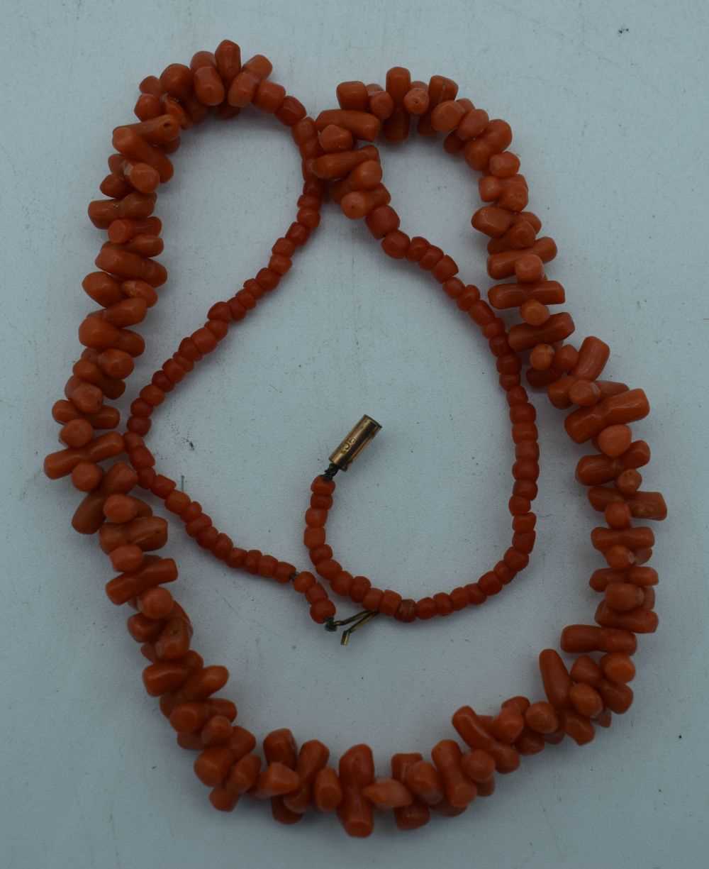 A CORAL NECKLACE. 21 grams. 43 cm long.