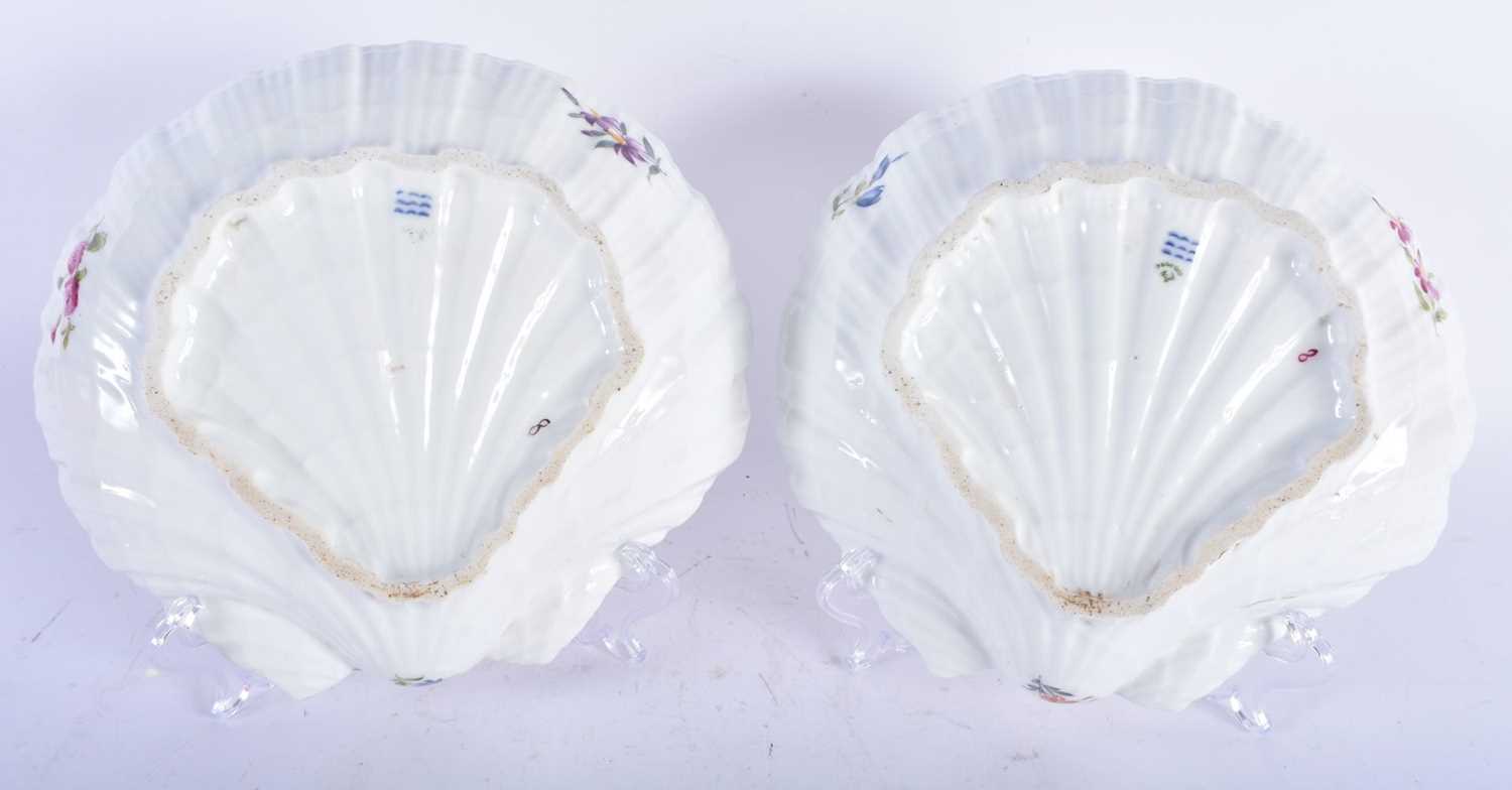 A PAIR DANISH ROYAL COPENHAGEN PORCELAIN SHELL SHAPED DISH painted with flowers, together with a - Image 5 of 5