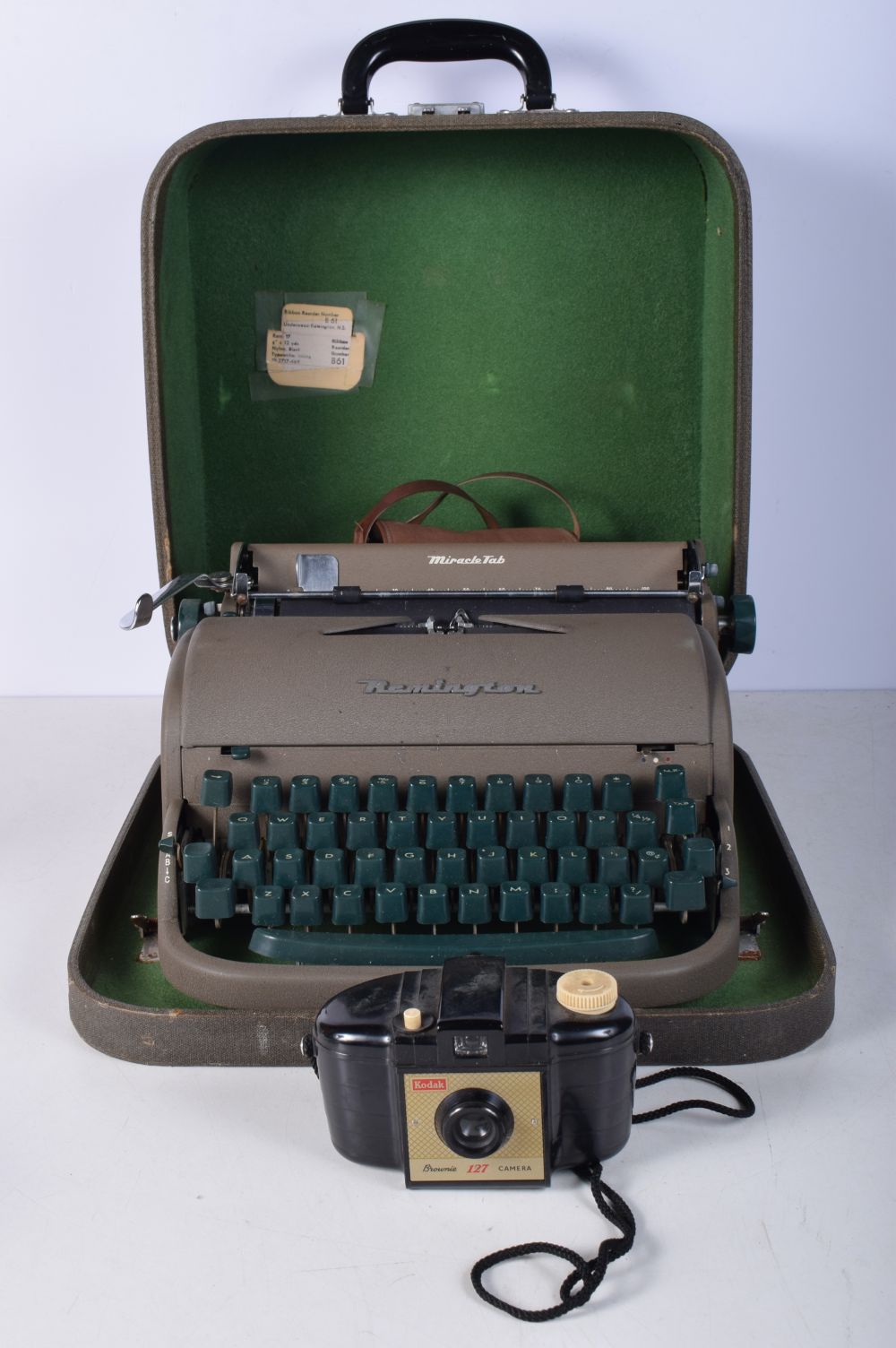 A cased Vintage Remington Miracle Tab Portable typewriter together with a Kodak Brownie 127 - Image 7 of 10