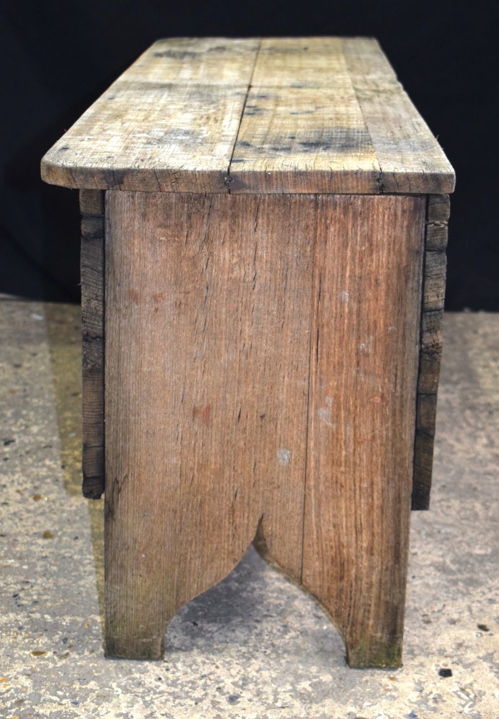 A rustic Oak chest 51 x 117 x 37 cm. - Image 7 of 8