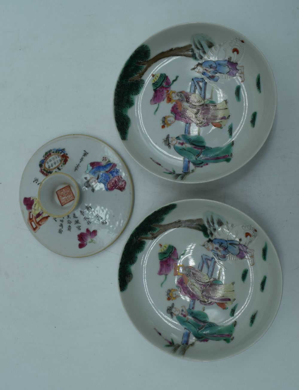 A pair of Chinese porcelain Famille Rose dishes together with a vase cover 14 cm. (3). - Image 5 of 6