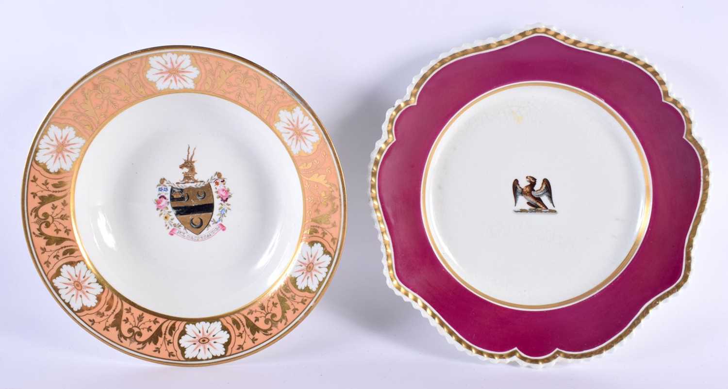 AN EARLY 19TH CENTURY CHAMBERLAINS WORCESTER ARMORIAL BOWL painted with a central crest under a