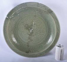 A LARGE 16TH/17TH CENTURY King CELADON INCISED CHARGER decorated with foliage. 44 cm diameter.