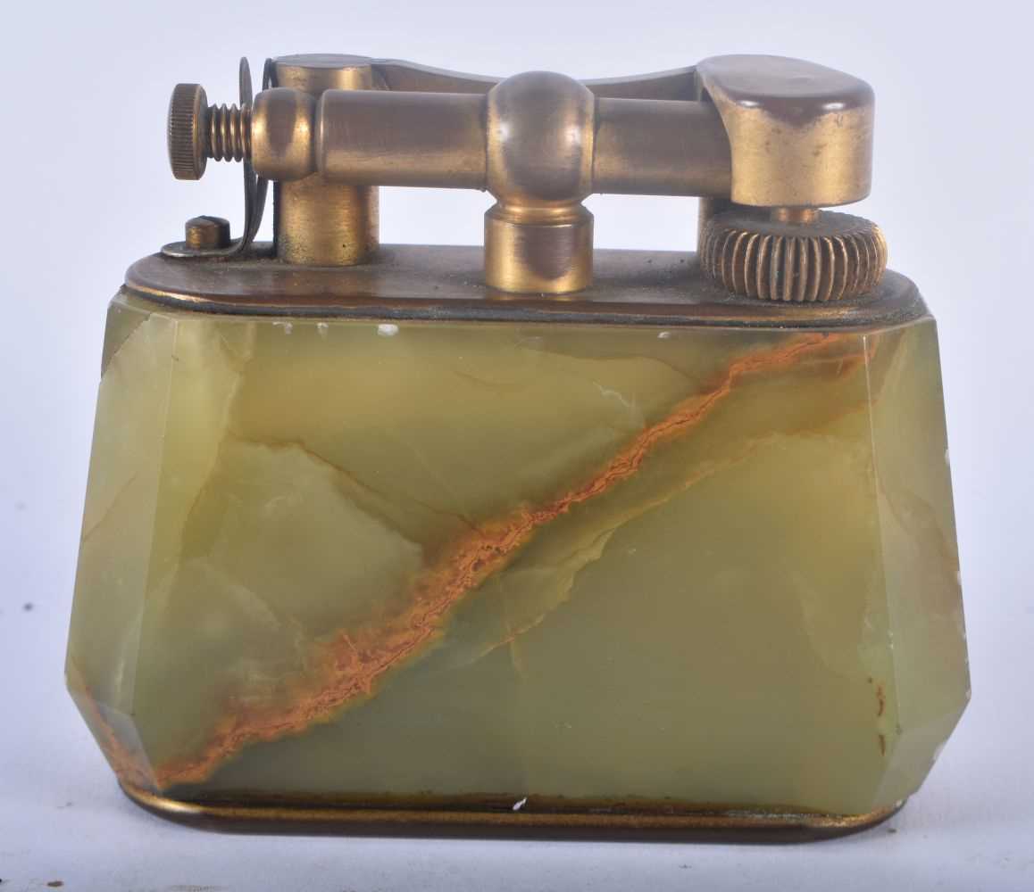 AN UNUSUAL DUNHILL ONYX TABLE LIGHTER. 8.5 cm x 8.5 cm. - Image 3 of 4