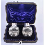 A CASED PAIR OF SILVER CONDIMENTS. London 1899. 71.4 grams. 6 cm x 4.5 cm.