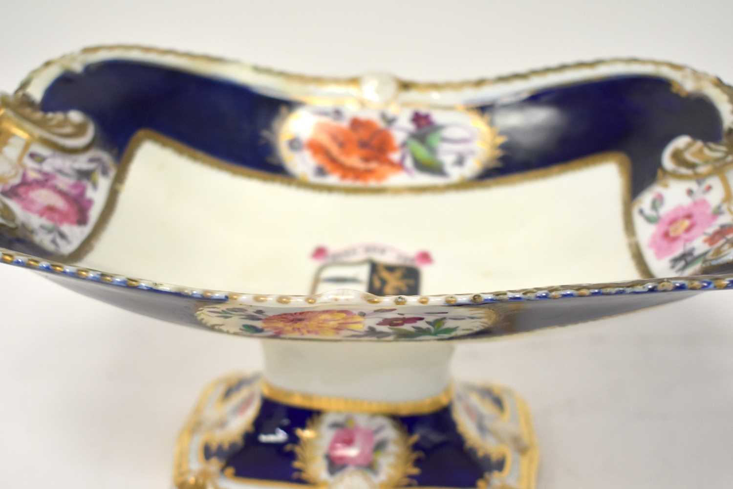 A LARGE EARLY 19TH CENTURY CHAMBERLAINS WORCESTER PORCELAIN PEDESTAL ARMORIAL COMPORT painted with - Image 12 of 12