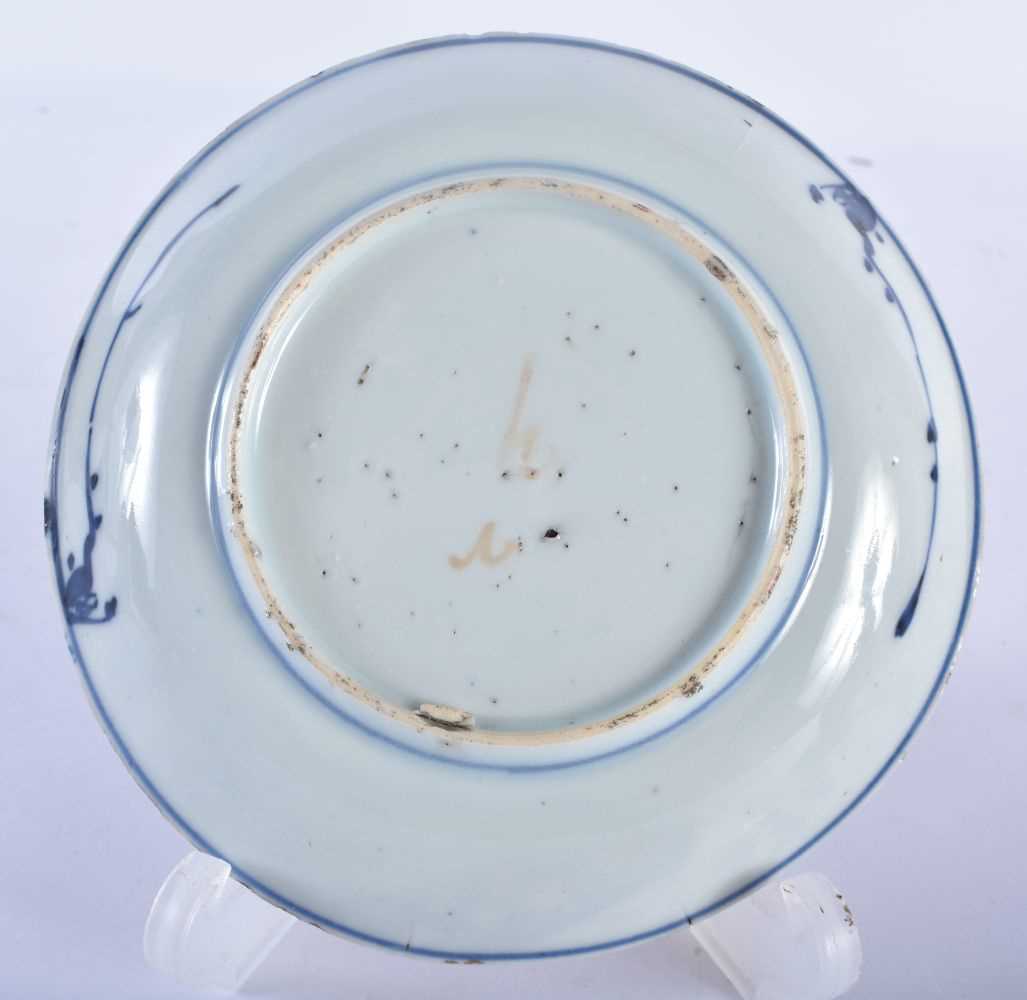 A 17TH/18TH CENTURY CHINESE BLUE AND WHITE IMARI PORCELAIN TEABOWL AND SAUCER Kangxi/Yongzheng. 10.5 - Image 3 of 6