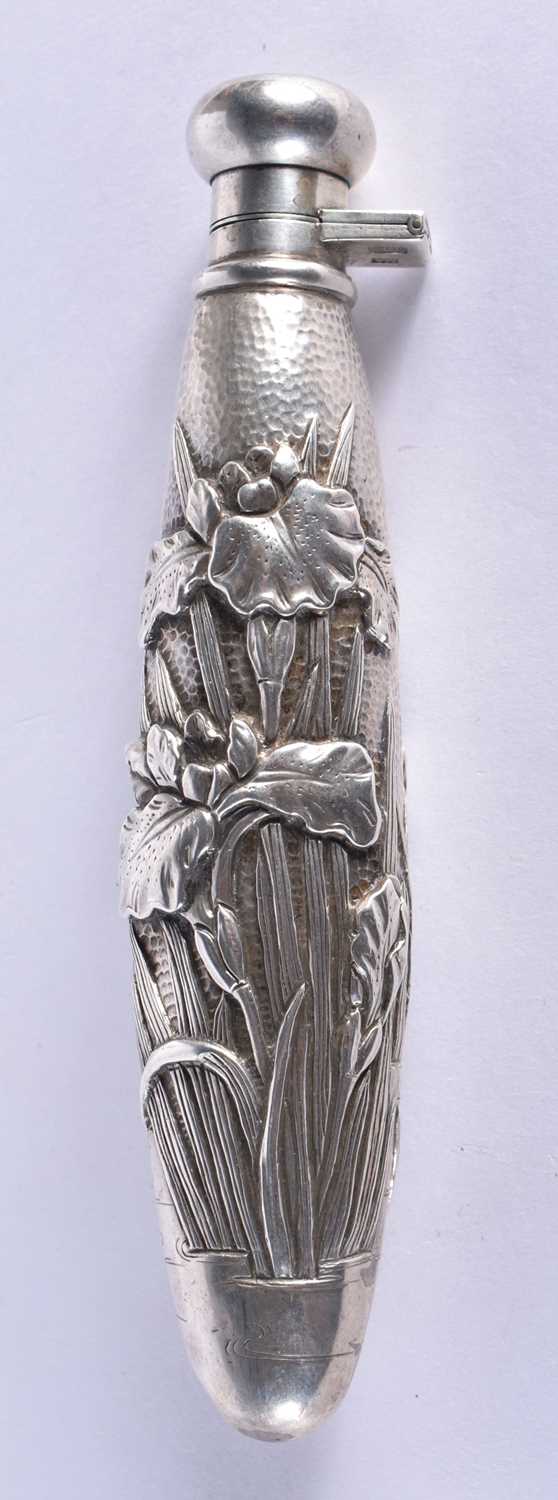 A LOVELY 19TH CENTURY JAPANESE MEIJI PERIOD SILVER REPOUSSE SCENT BOTTLE. 91 grams. 15 cm x 3 cm. - Image 3 of 5