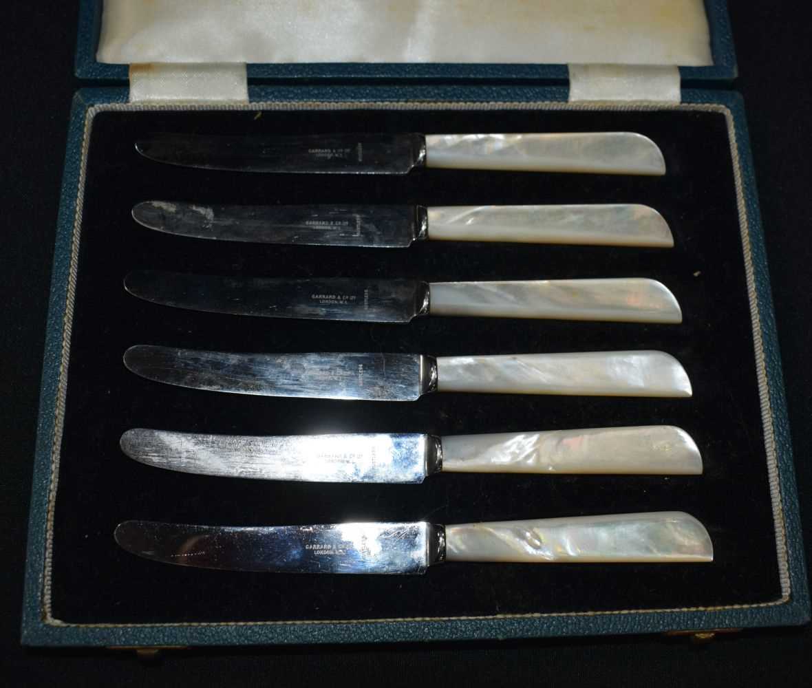 A cased set of Garrard & Co Mother of Pearl handled Fruit knives together with a collection of - Image 9 of 18