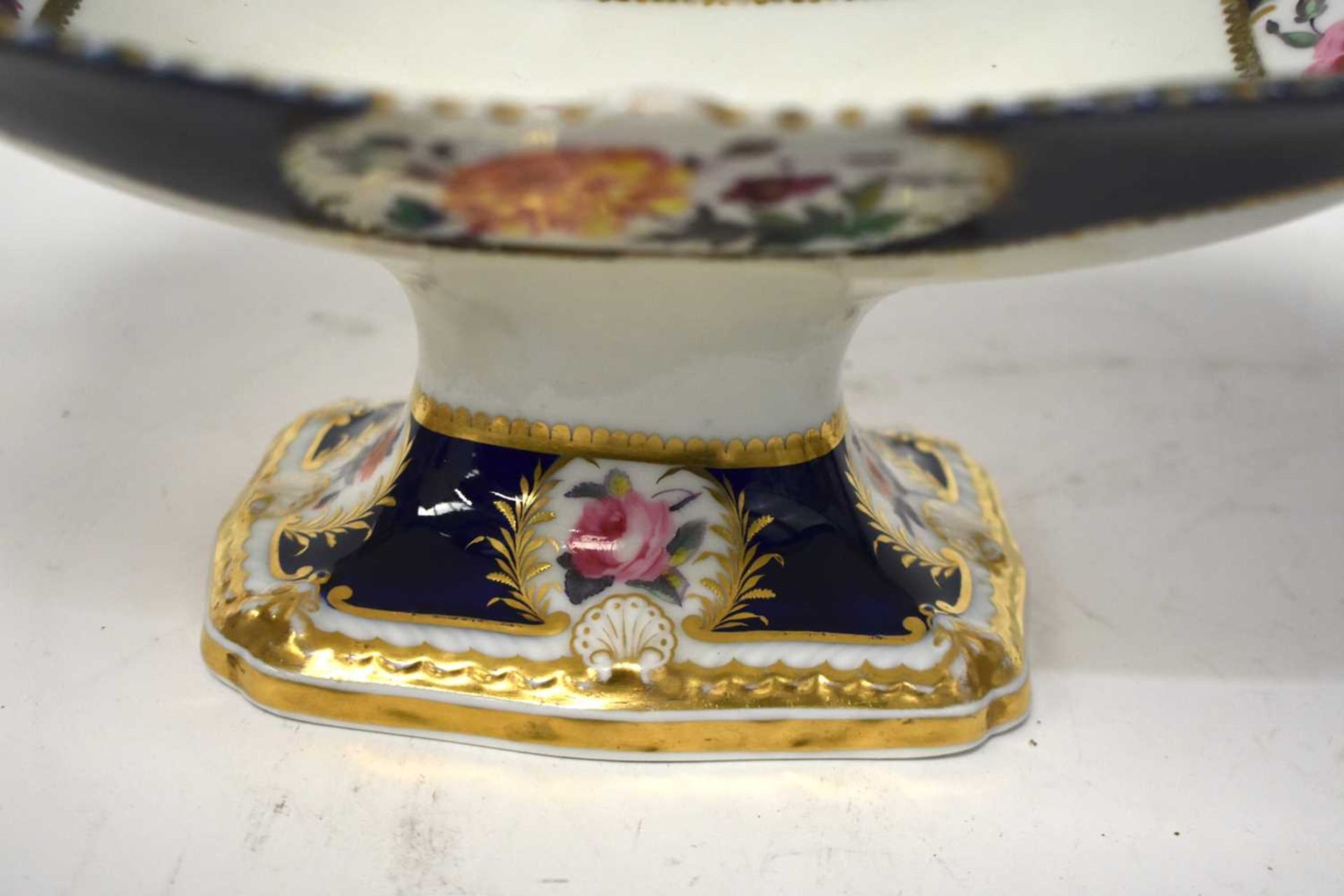 A LARGE EARLY 19TH CENTURY CHAMBERLAINS WORCESTER PORCELAIN PEDESTAL ARMORIAL COMPORT painted with - Image 11 of 12