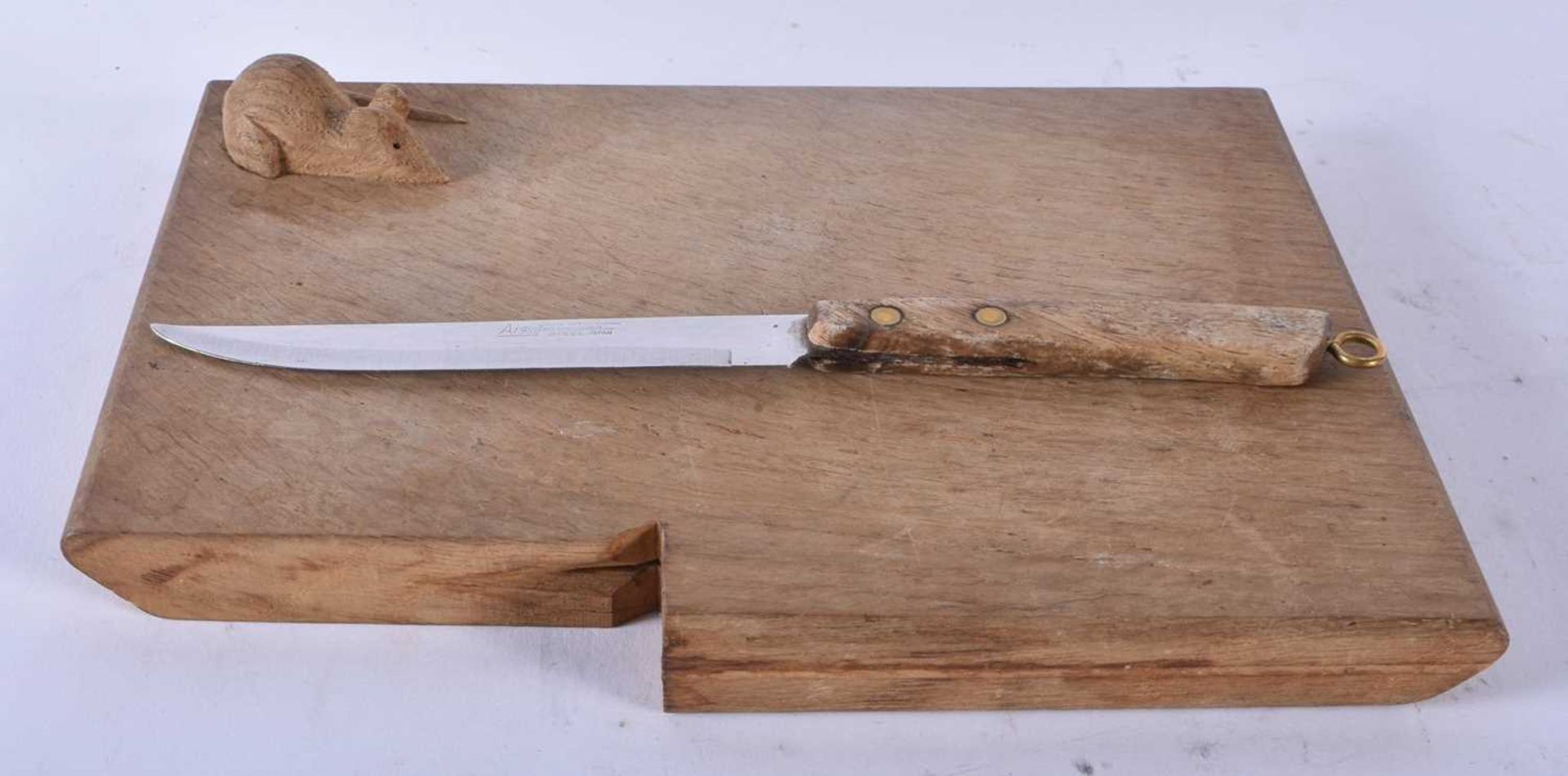 A VINTAGE CARVED WOOD MOUSE CHOPPING BOARD with original knife. 23 cm x 18cm.