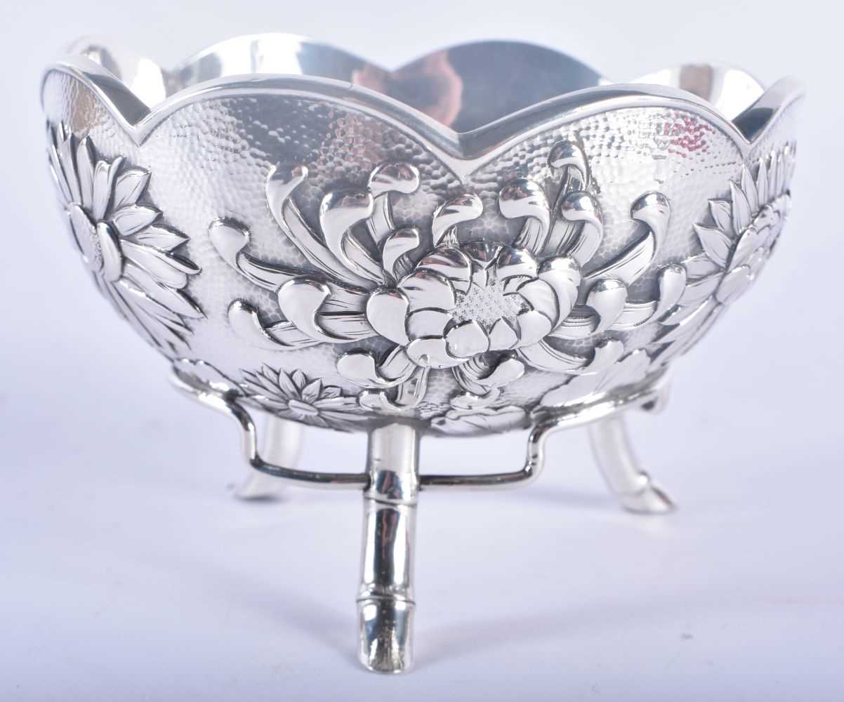 A 19TH CENTURY JAPANESE MEIJI PERIOD HAMMERED REPOUSSE SILVER BOWL decorated with flowers. 180 - Image 2 of 5