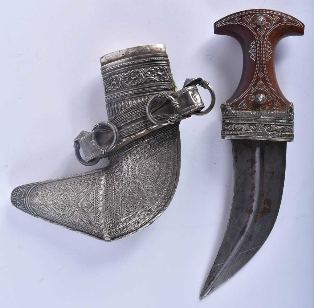 AN ANTIQUE OMANI JAMBIYA DAGGER. 28 cm x 20 cm.