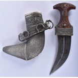 AN ANTIQUE OMANI JAMBIYA DAGGER. 28 cm x 20 cm.