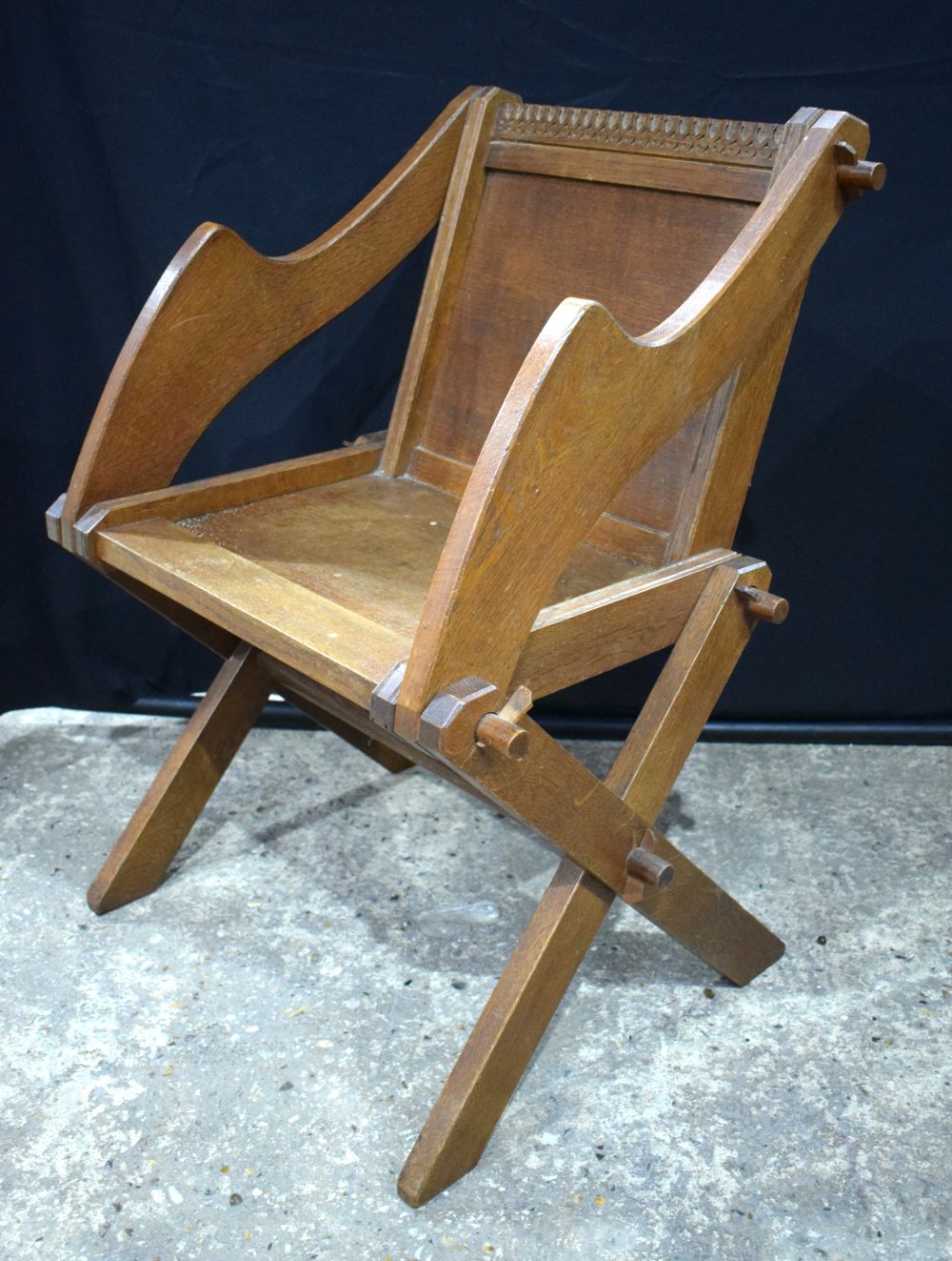 An early 20th Century Oak table with 2 Glastonbury Oak chairs 87 x 107 cm(3). - Image 9 of 16