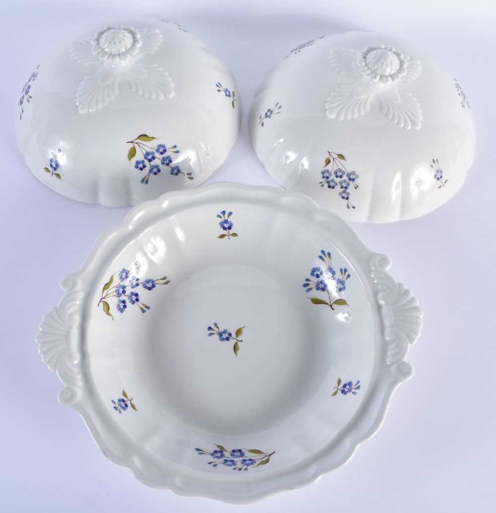 AN EARLY 19TH CENTURY CHAMBERLAINS WORCESTER DINNER SERVICE painted with blue cornflowers. Largest - Bild 17 aus 18