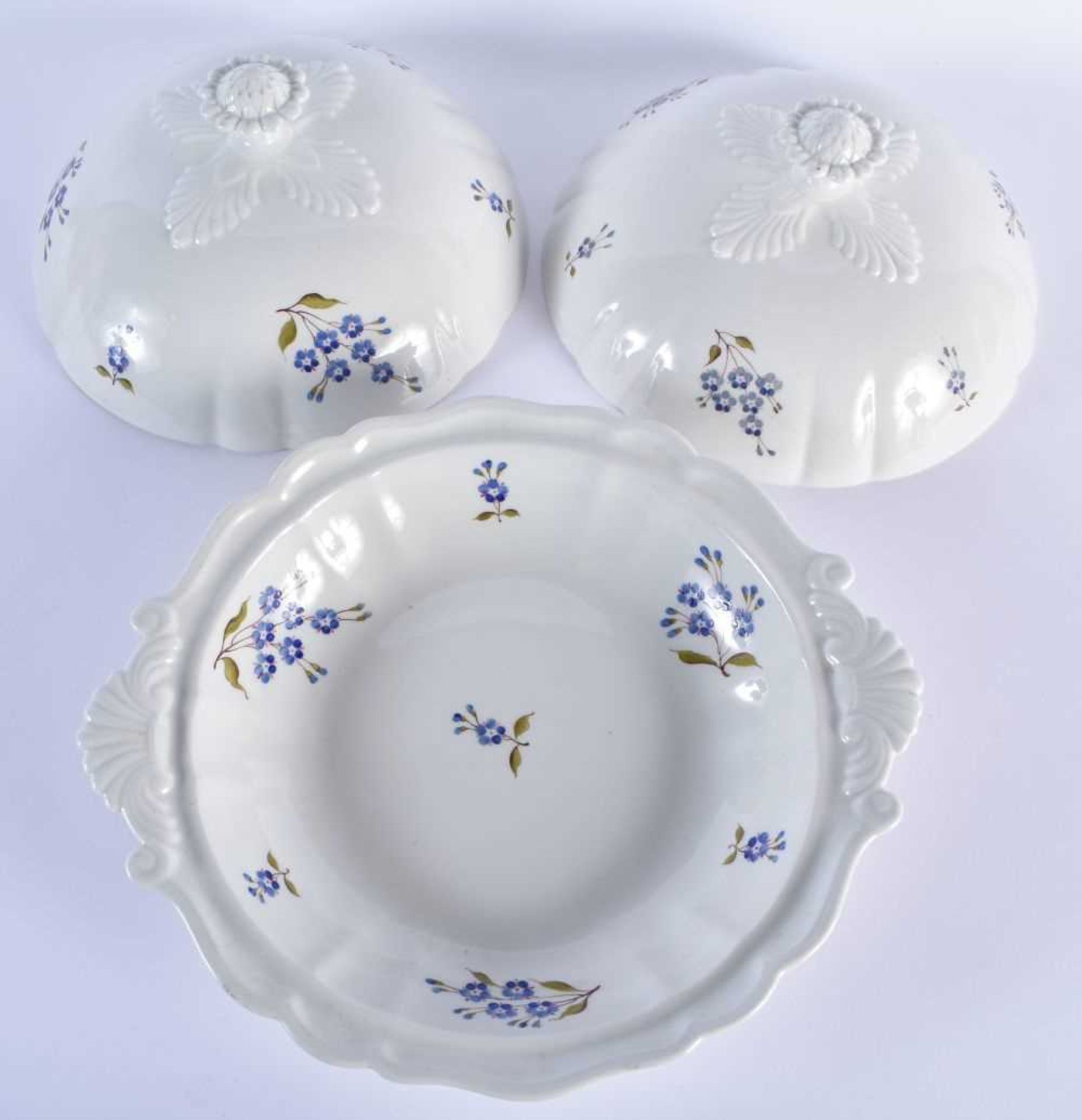 AN EARLY 19TH CENTURY CHAMBERLAINS WORCESTER DINNER SERVICE painted with blue cornflowers. Largest - Image 17 of 18
