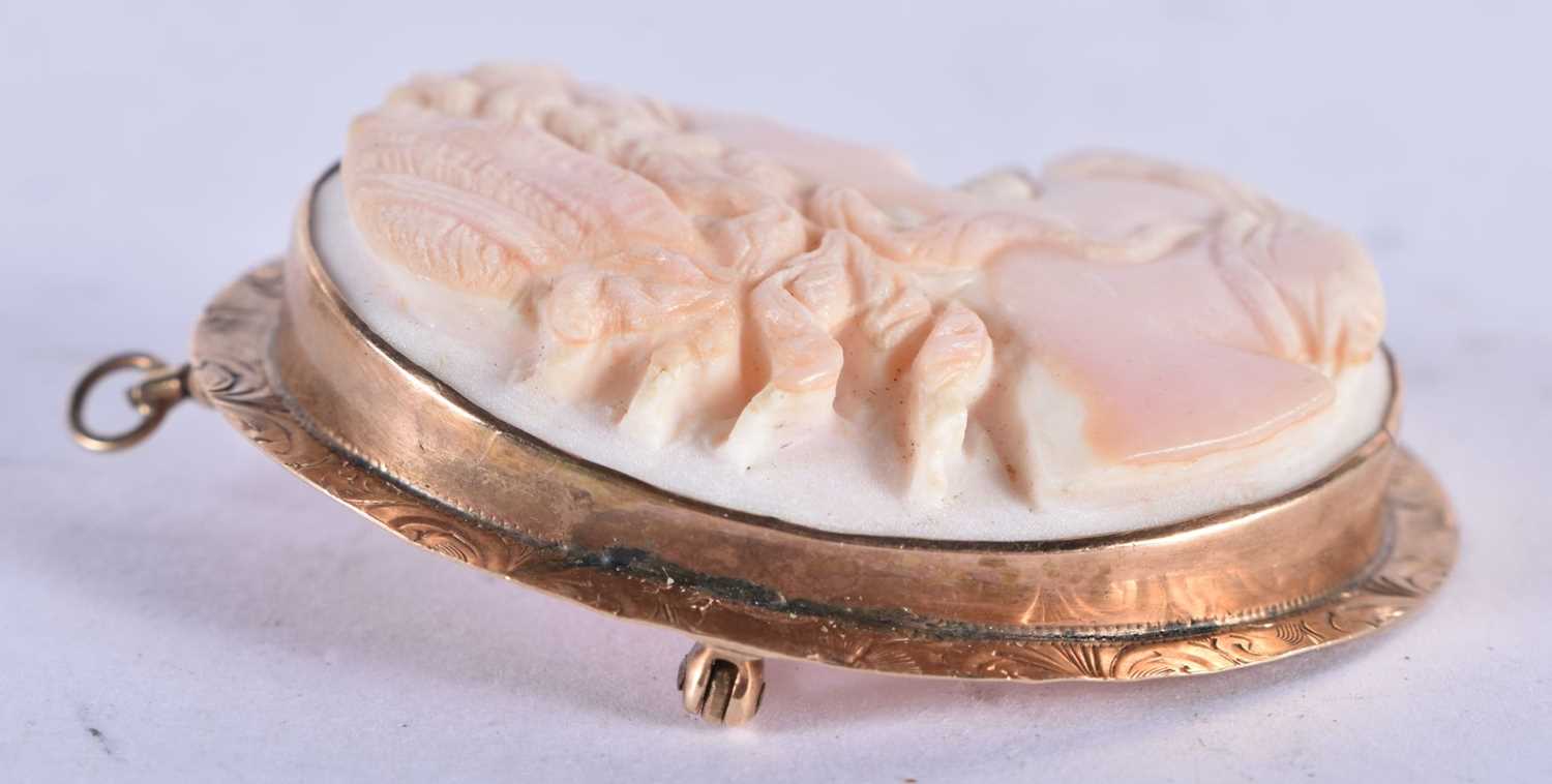 An Antique Gold Mounted Cameo Brooch / Pendant in the Classical Style. 4.5 cm x 3.7cm, weight 13.5g - Image 3 of 3