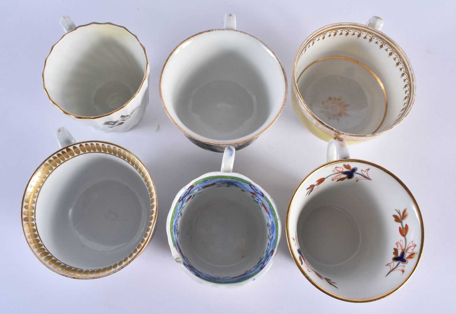 TWELVE LATE 18TH/19TH CENTURY ENGLISH PORCELAIN CUPS including Chmaberlains & Graingers Worcester. - Image 4 of 9