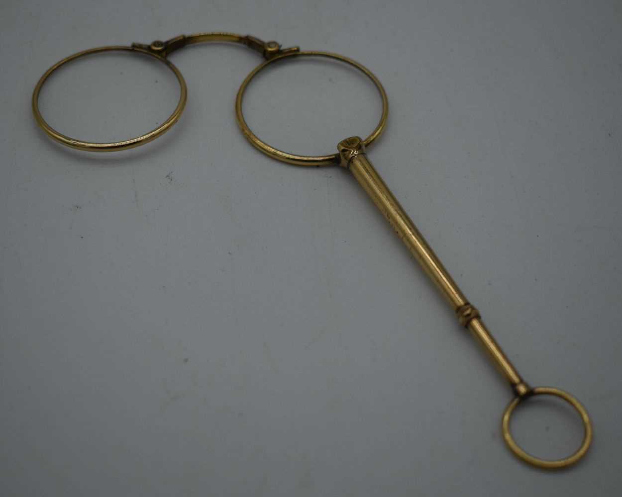 A PAIR OF ANTIQUE YELLOW METAL LORGNETTES. 30 grams. 14 cm x 9.5 cm extended. - Image 2 of 2