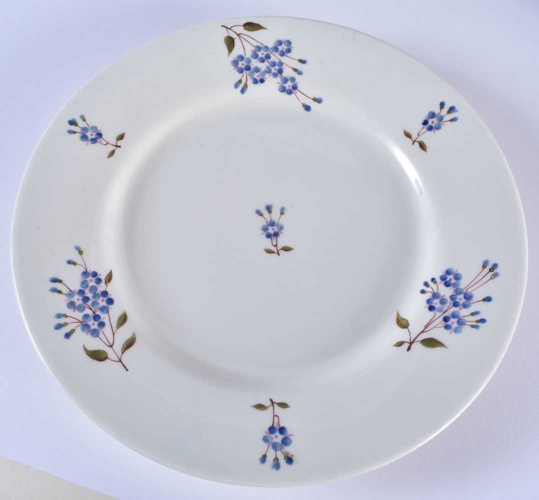 AN EARLY 19TH CENTURY CHAMBERLAINS WORCESTER DINNER SERVICE painted with blue cornflowers. Largest - Bild 2 aus 18