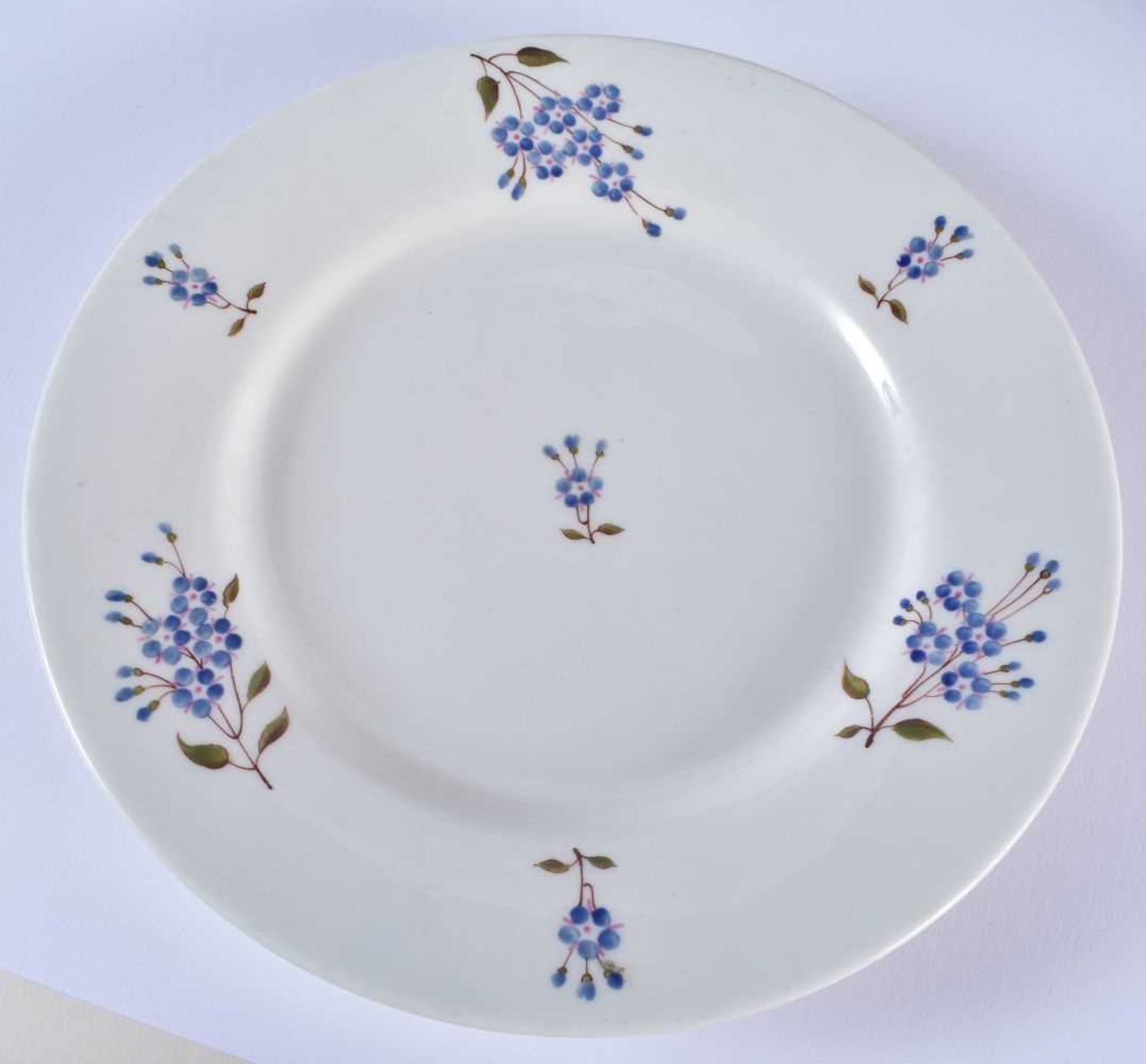 AN EARLY 19TH CENTURY CHAMBERLAINS WORCESTER DINNER SERVICE painted with blue cornflowers. Largest - Image 2 of 18