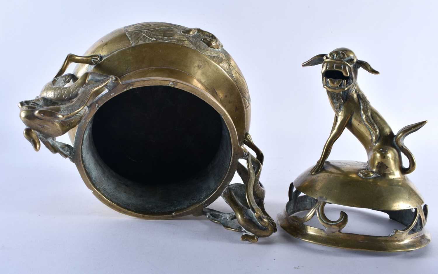 A LARGE 19TH CENTURY CHINESE TWIN HANDLED BRONZE CENSER AND COVER bearing Xuande marks to base, with - Image 6 of 8